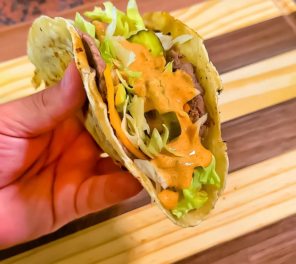 Wrap estilo Big Mac com Carne e Molho Especial